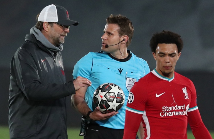 防守险些埋伏笔！东契奇三分10中6砍34+7+7 最后被哈利连打两个