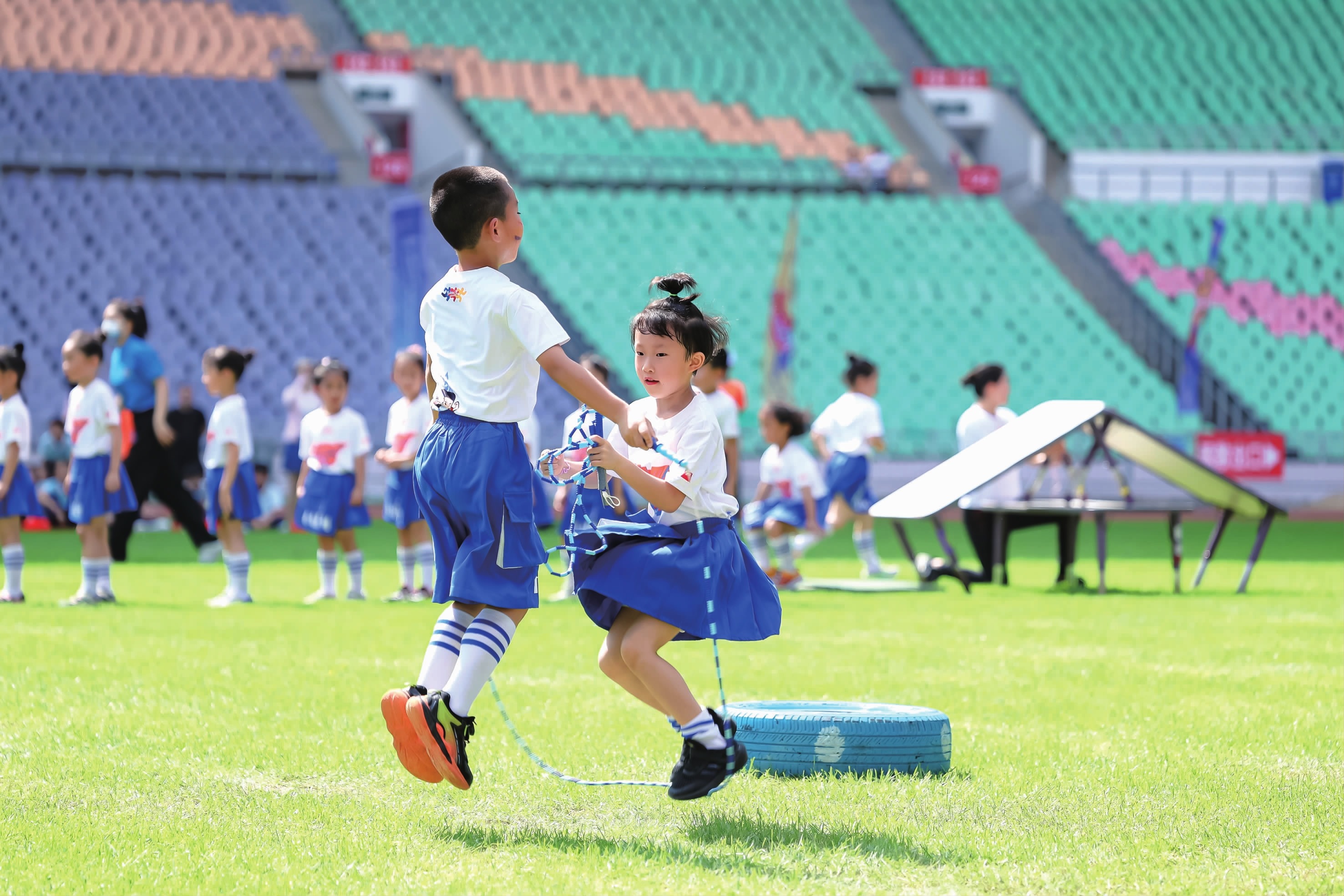 NBA：湖人险胜勇士詹姆斯30+